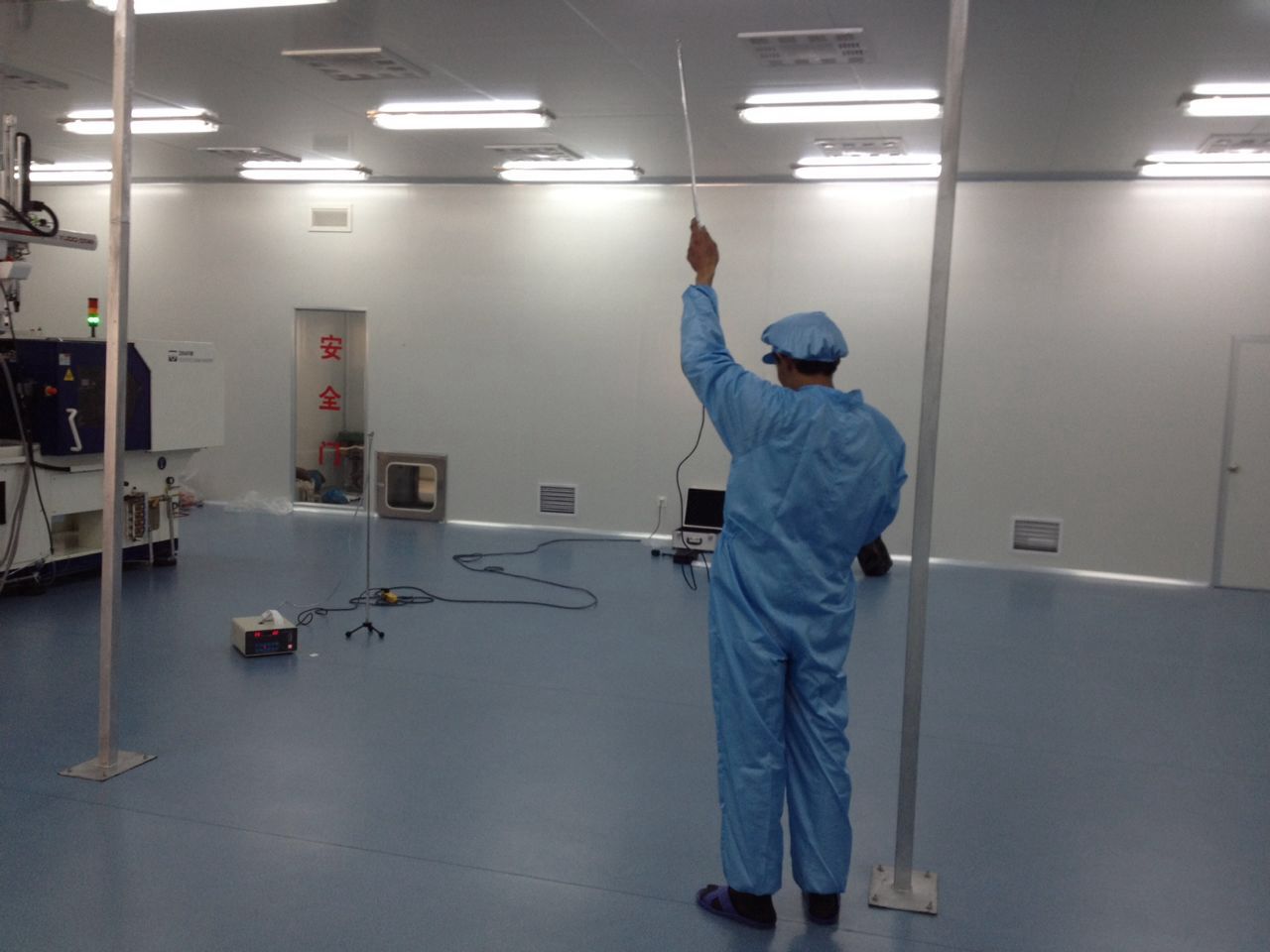 百級(jí)電子車間凈化工程現(xiàn)場檢測(cè)圖